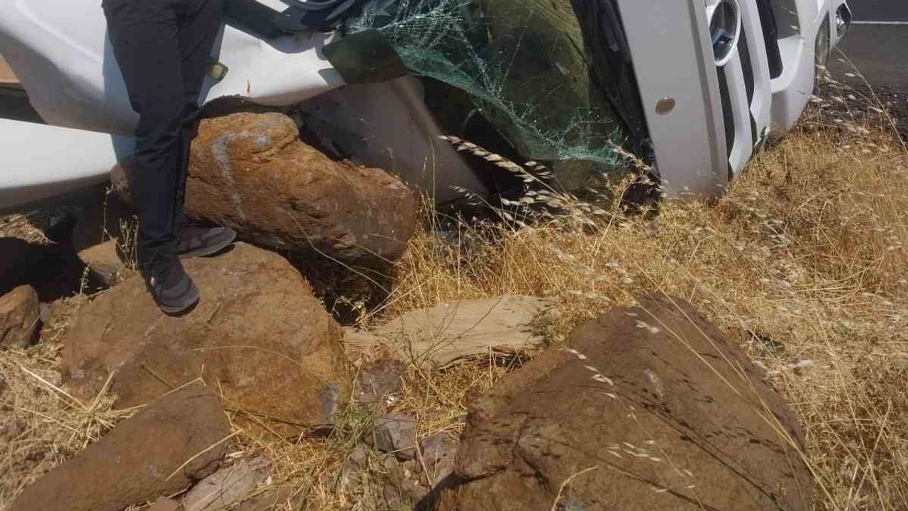 Siverek-diyarbakır kara yolunda mobilya yüklü tır şarampole devrildi, sürücü hafif yaralandı