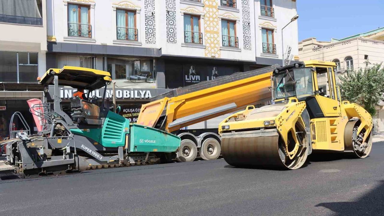 Siverek'te ana arter yenileniyor: Adnan Menderes Caddesi sıcak asfaltla buluşuyor