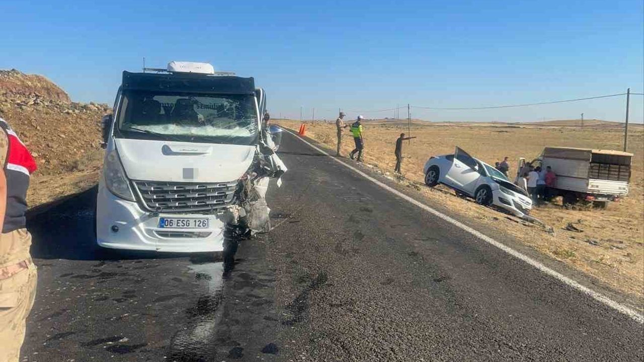 Siverek'te karayolunda yüz yüze çarpışma: üç kişi hastaneye kaldırıldı