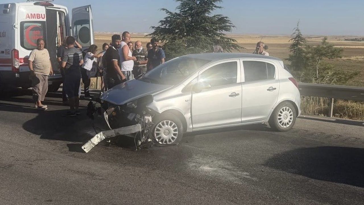 Sivrihisar'da lastik patlaması sonucu bariyerlere çarpan araçta 1'i çocuk 3 yaralı
