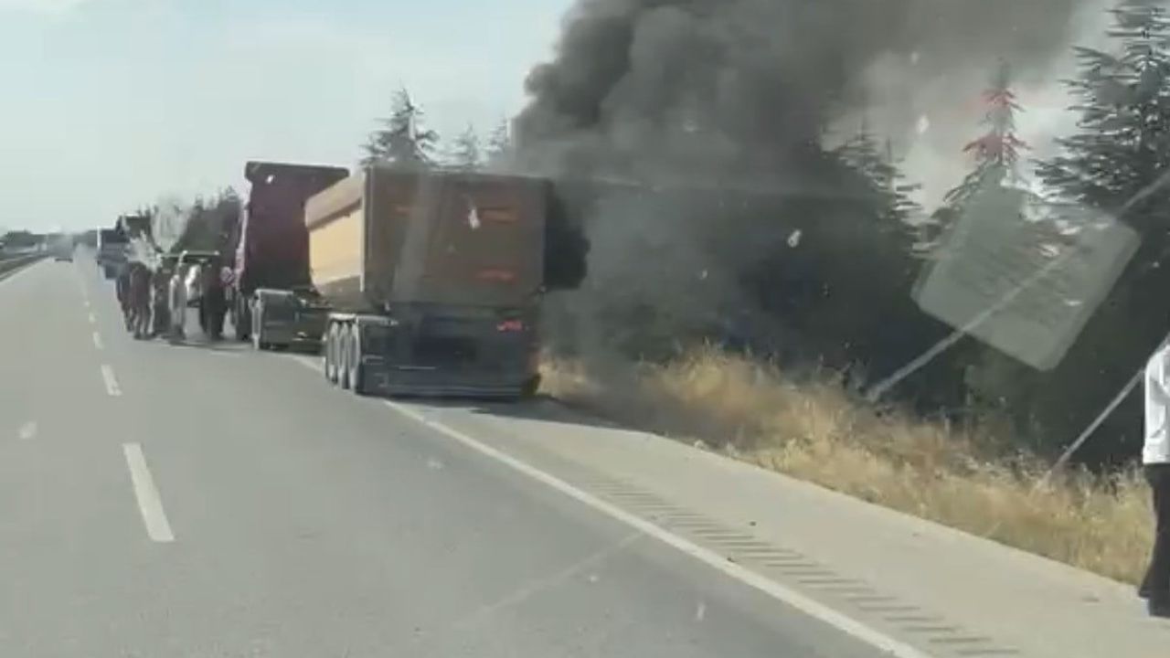 Sivrihisar'da tır dorsesindeki lastik alevleri sürücünün dikkatiyle söndürüldü