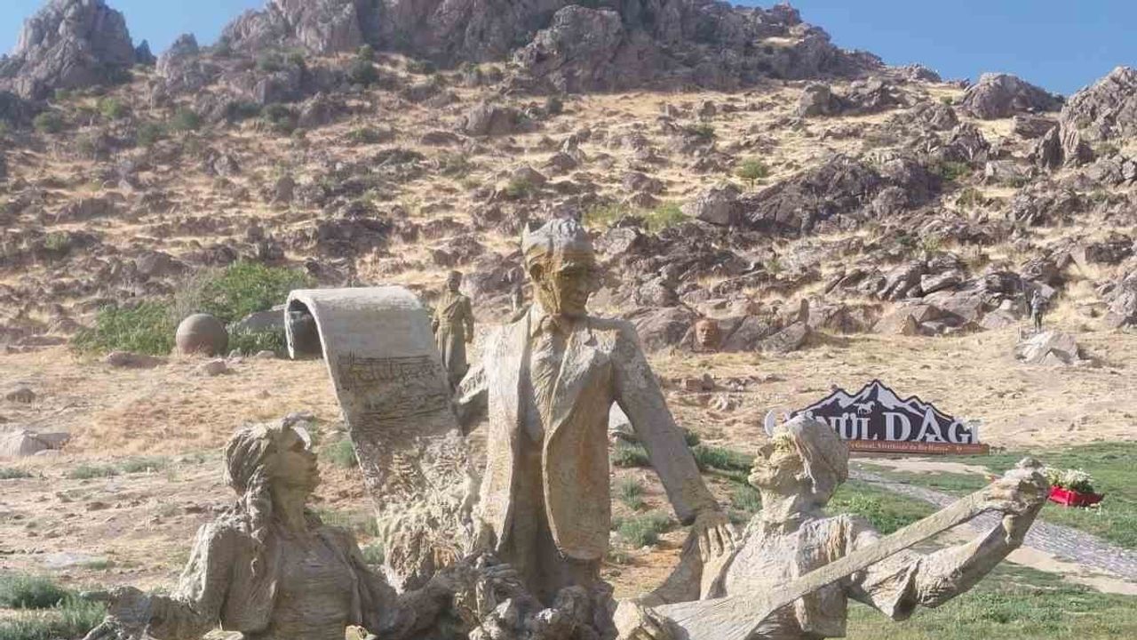 Sivrihisar kayalıklarında sanatla buluşma: Metin Yurdanur heykelleri ilgi odağı