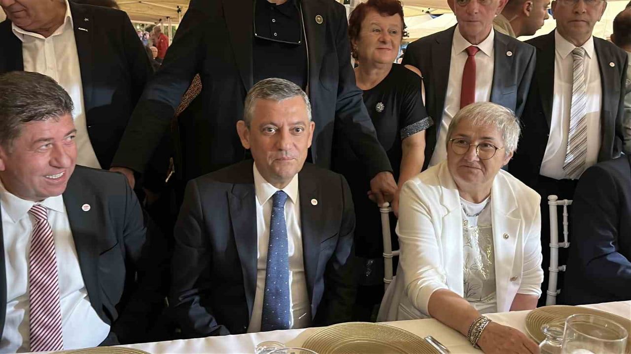 Siyasi ve yerel isimlerin katıldığı nikah şahitliği Sakarya'da gerçekleşti