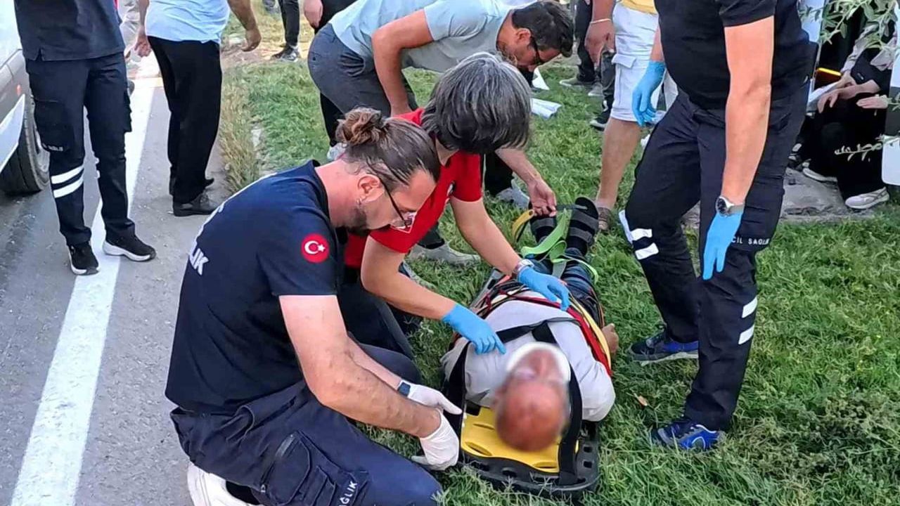 Şoförün rahatsızlanması refüje çıkmaya yol açtı: servis minibüsü ağaç ve tabelaya çarptı