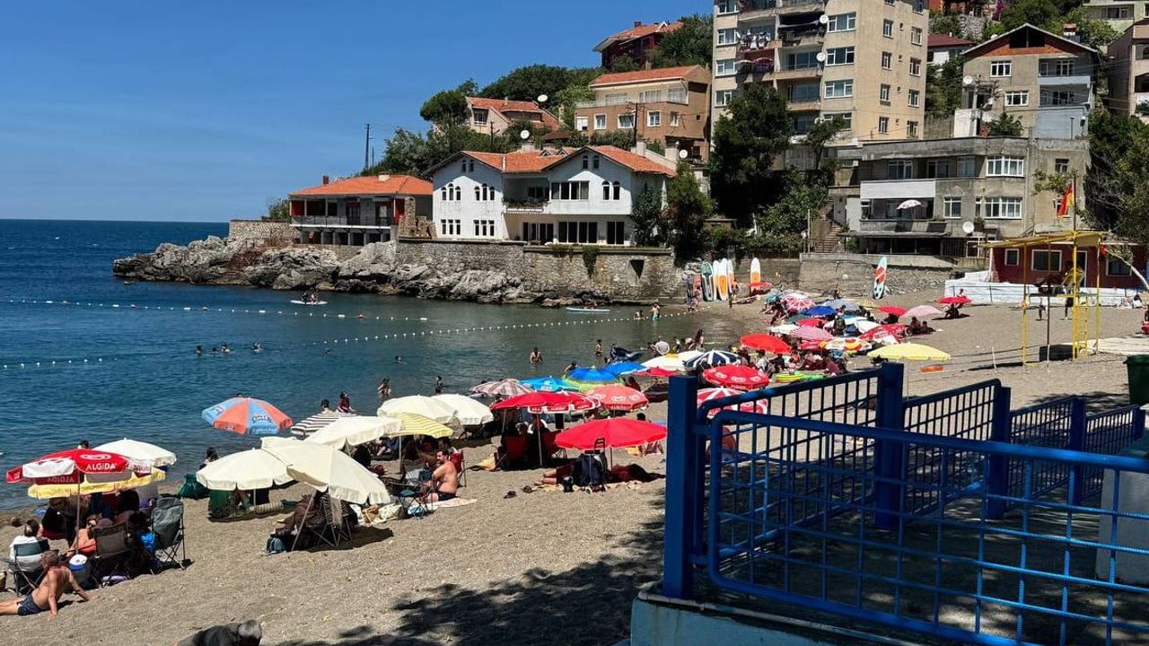 Soğuk suya rağmen Kapuz Plajı'nda yoğun kalabalık