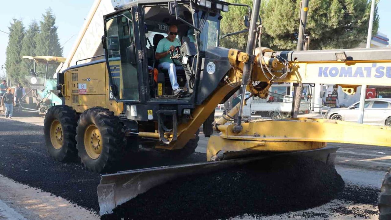 Söğüt'te Ertuğrulgazi caddesi yeni asfalta kavuşuyor; Durgut ilk serimi bizzat gerçekleştirdi