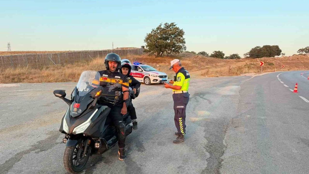 Söğüt'te Jandarma'dan motosiklet sürücülerine güvenli sürüş bilgilendirmesi