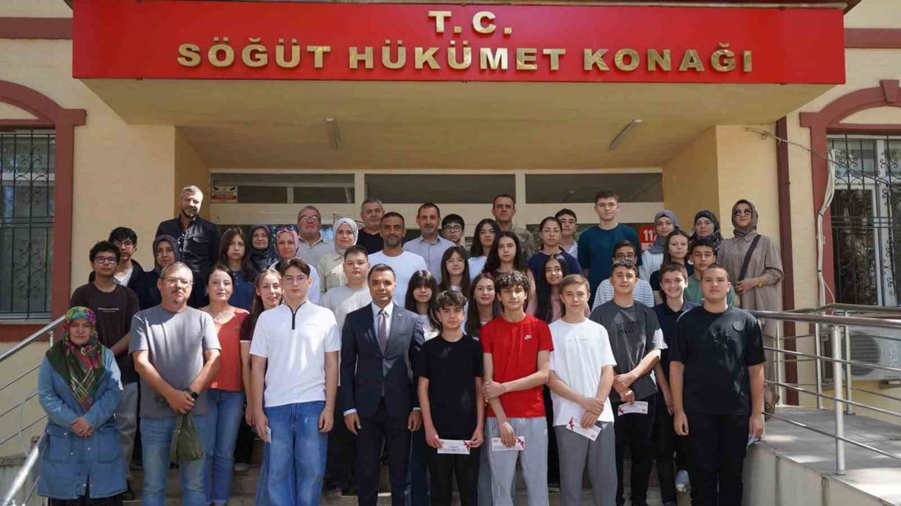 Söğüt'te LGS başarısı gösteren öğrenciler kaymakam tarafından ödüllendirildi