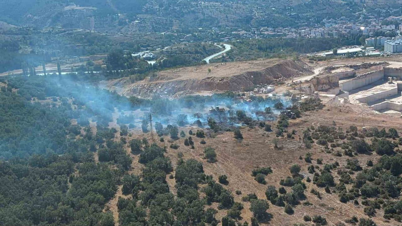 Söğüt'te mermer ocakları yakınında çıkan orman yangını havadan ve karadan kontrol altına alındı