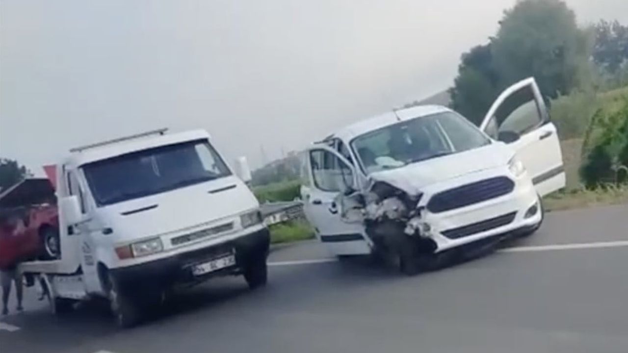 Söğütlü'de çarpışmanın ardından otomobil parçalandı, 6 yaşındaki çocuk yaşamını yitirdi