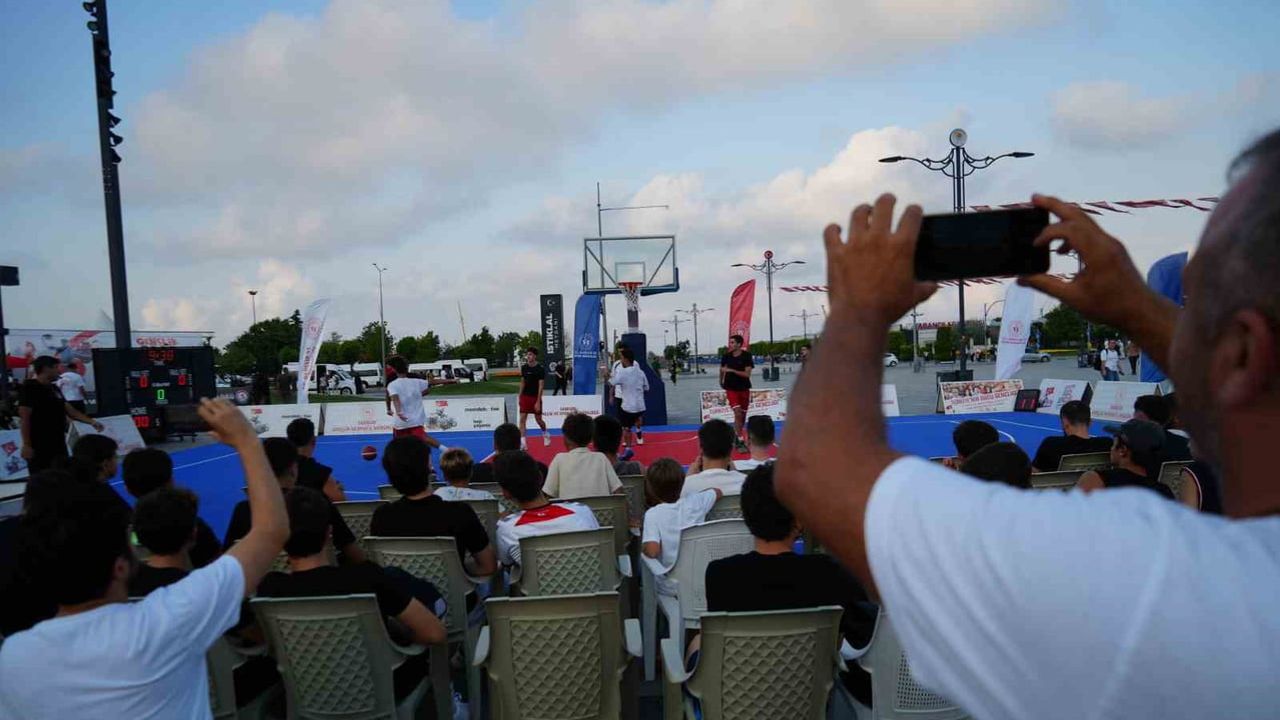 Sokak basketbolunun ritmi İstiklal Meydanı'nda yükseldi