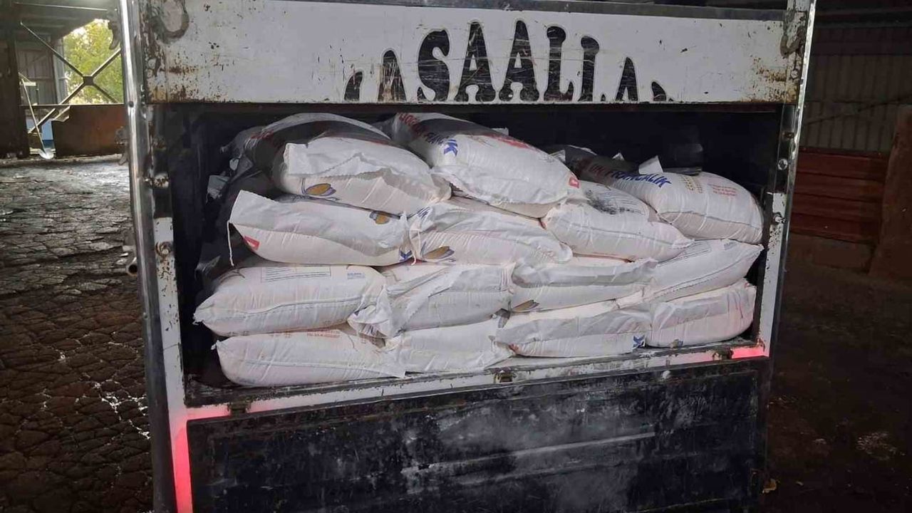 Sokakta satılmadan durduruldu: Diyarbakır'da 7 ton 100 kilogram bozuk un imha edildi