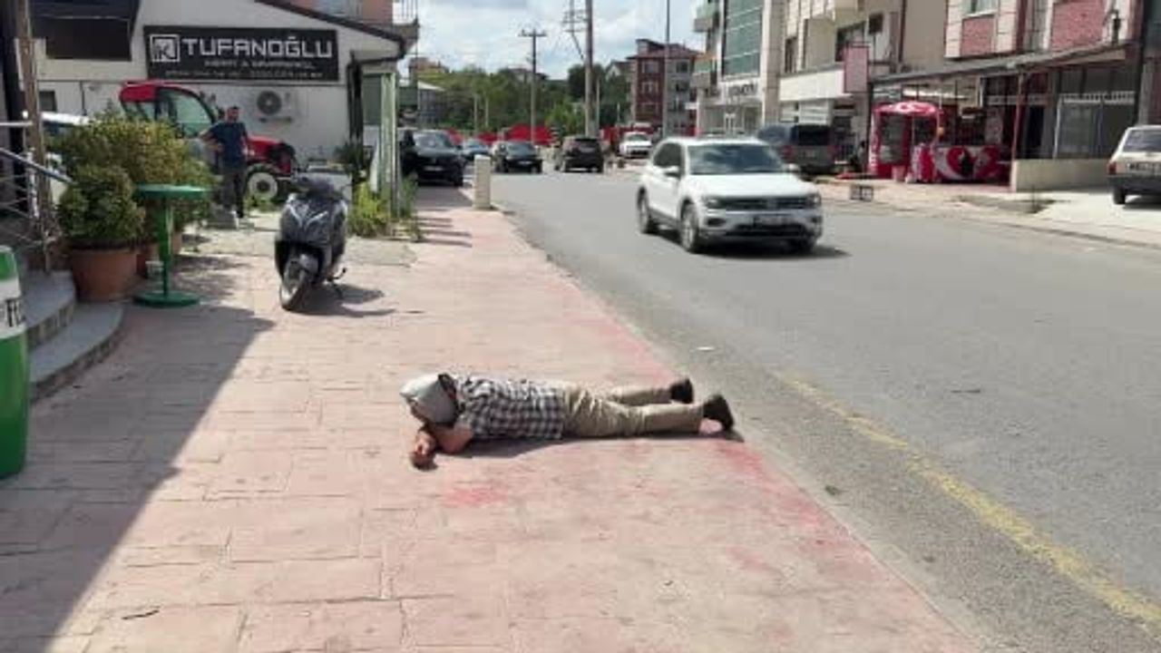 Sokakta yatan kişi 'ben mevtayım' diyerek ekiplere direnince hastaneye kaldırıldı