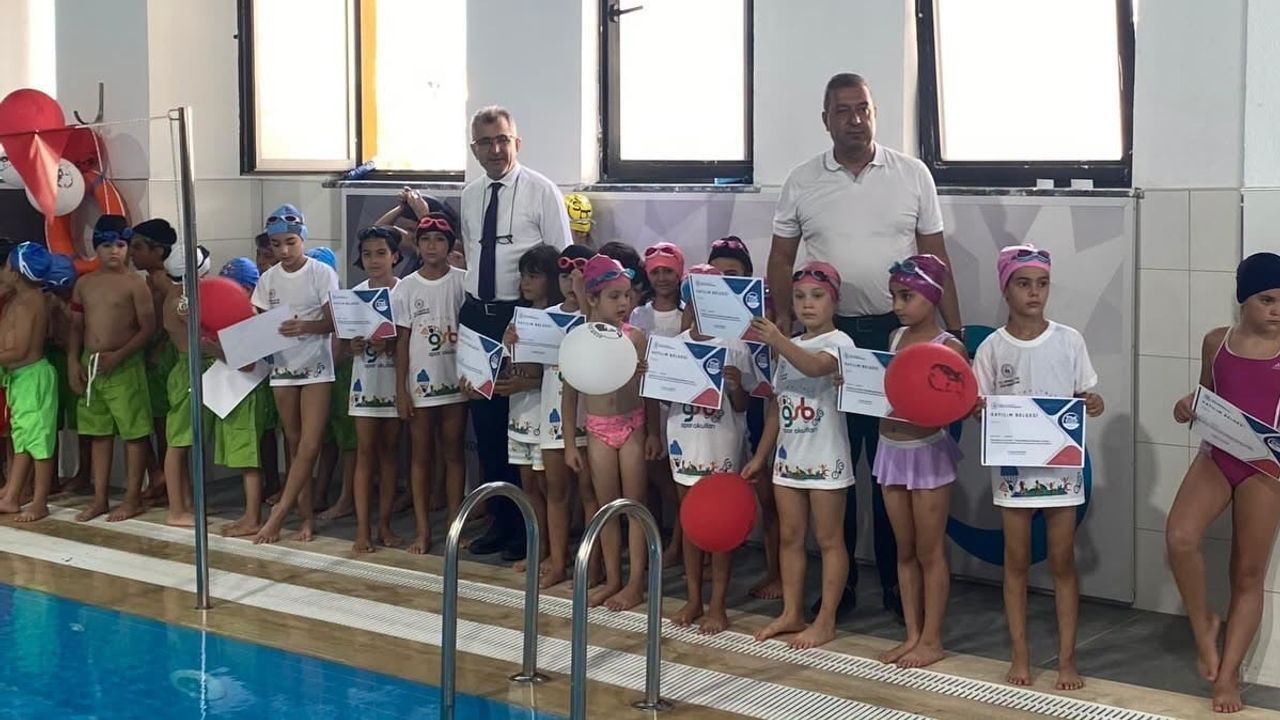 Söke'de havuzda ilk adımlar: 160 çocuk yüzme sertifikası aldı