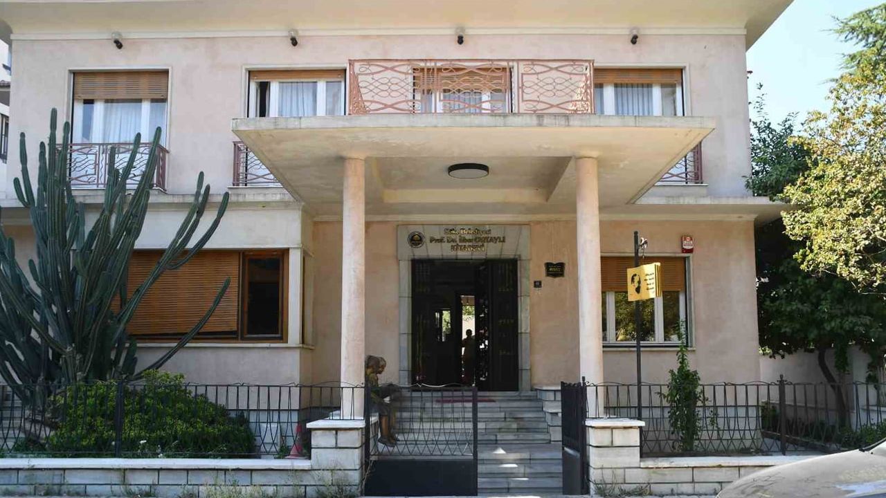 Söke'de İlber Ortaylı kitabevi temmuzda 2 bin 156 öğrenci ağırladı
