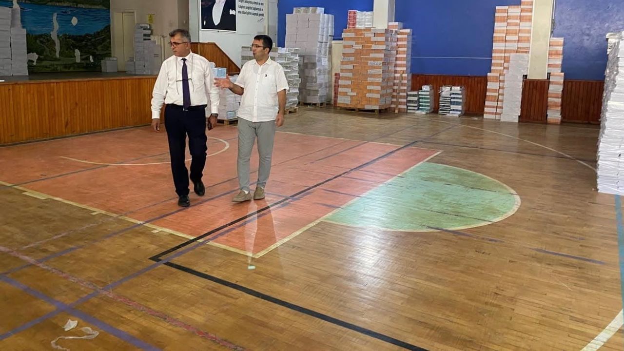 Söke'de okullara zamanında ulaşması için ücretsiz ders kitapları paketleniyor