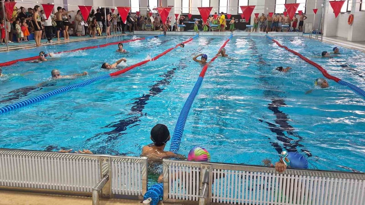 Söke'de yaz boyu yüzme atılımı: iki ayda 200 öğrenci belge aldı