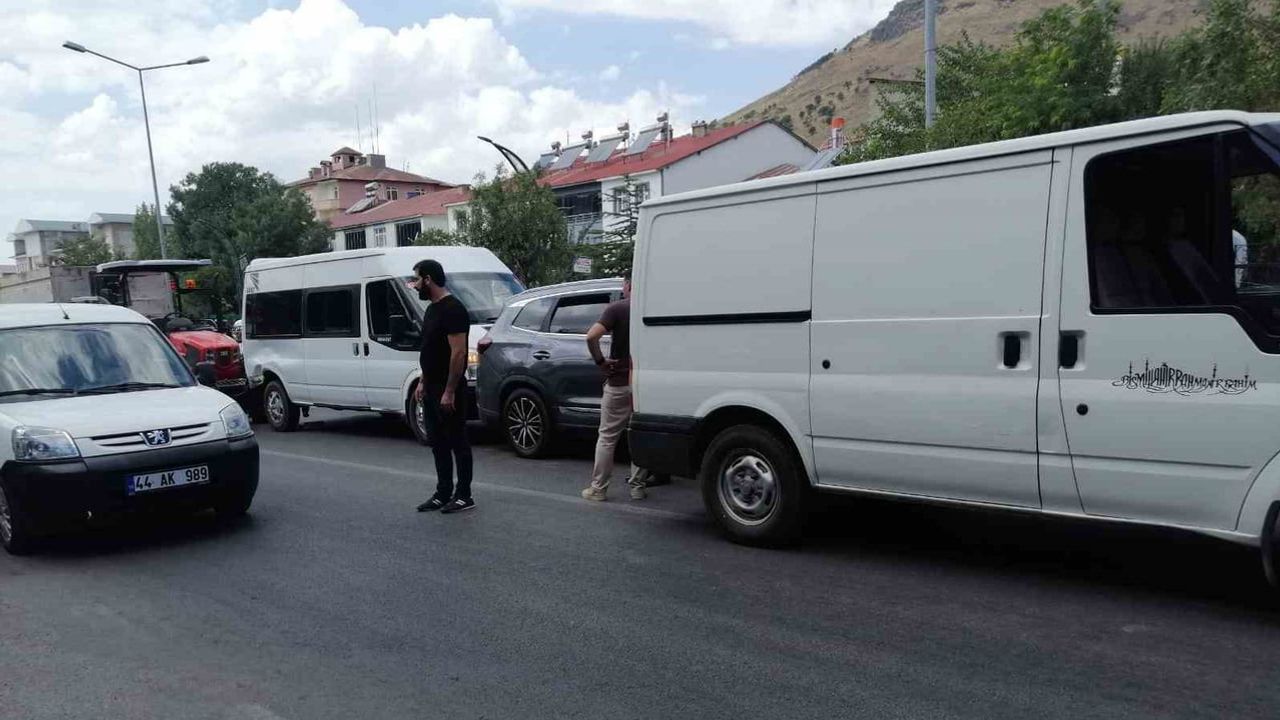 Solhan'da Mehmet Türkseven Bulvarı'nda zincirleme çarpışma: yaralanma yok, araçlarda hasar