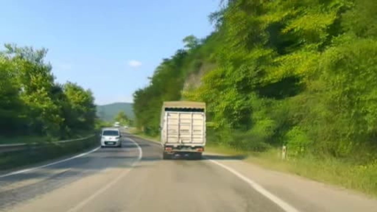 Sollama manevrası kaza eşiğini getirdi: Karabük-Yenice yolunda tehlikeli anlar