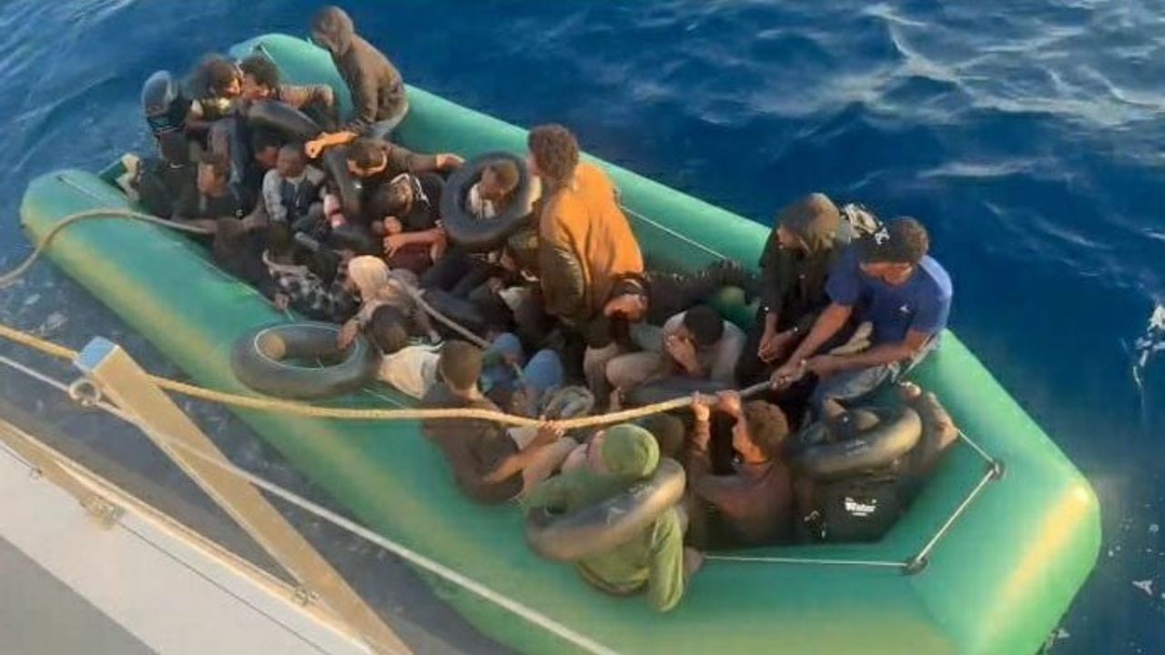 Son anda müdahale: Seferihisar açıklarında sürüklenen bottaki 30 kişi kurtarıldı