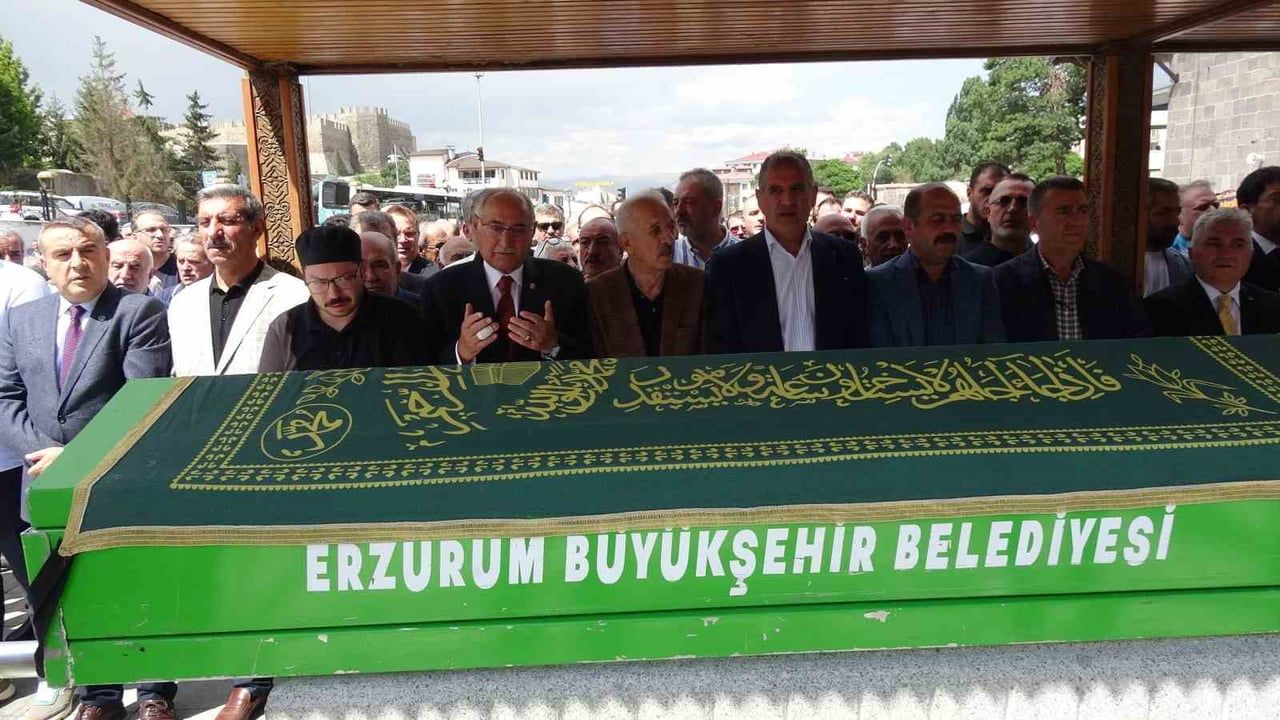 Son yolculuğunda kent gazeteciliğinin çınarı Öztürk Akkök uğurlandı