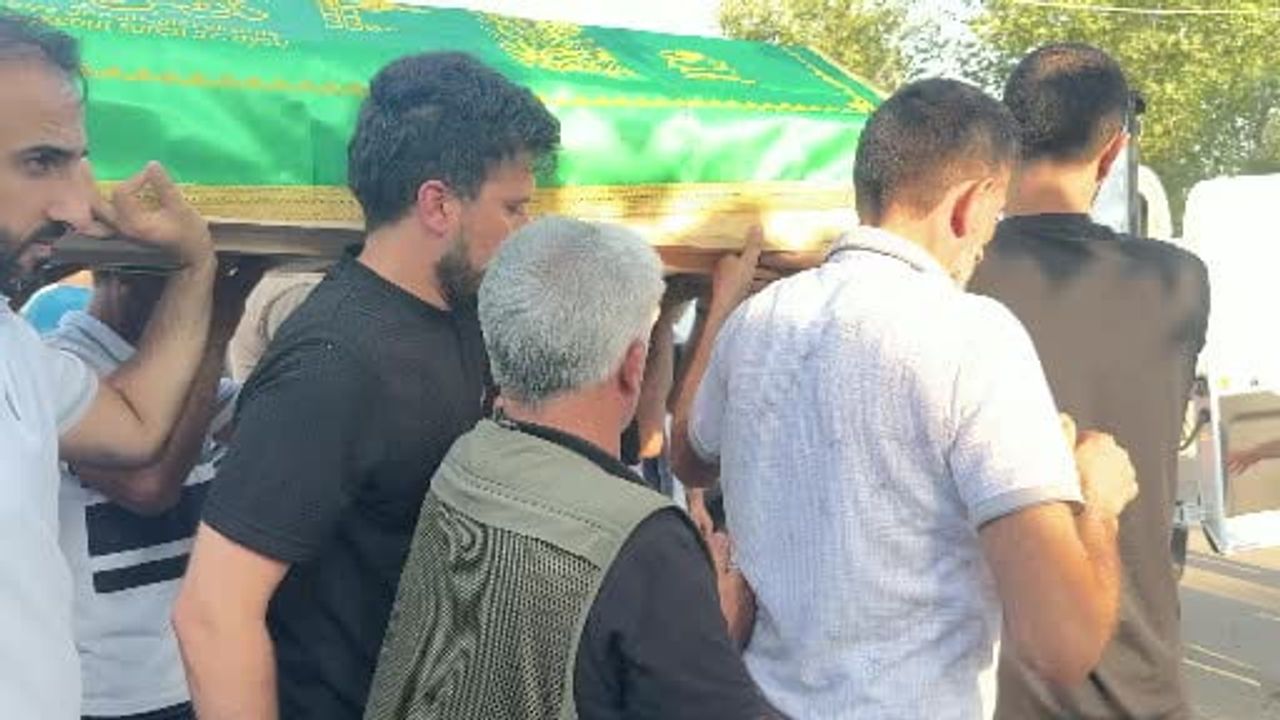 Son yolculuk yan yana: Diyarbakır'da 5 kardeş ve 2 yeğen toprağa verildi