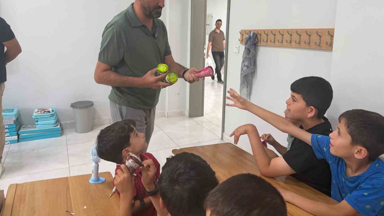 Sosyal medya davetiyle okula gelen il başkanı çocuklarla sohbet etti