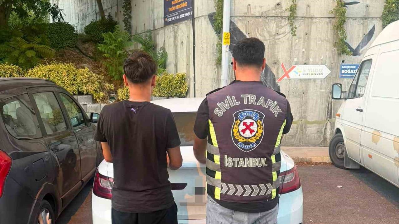 Sosyal medyada övülen gösteri sürüşü ehliyete veda ettirdi