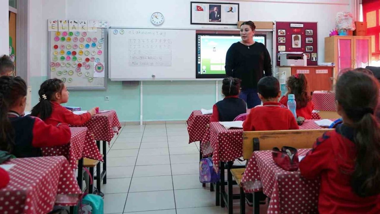Sözleşmeli çiftlere aile birliği için iller arası yer değiştirme başvuruları başlıyor