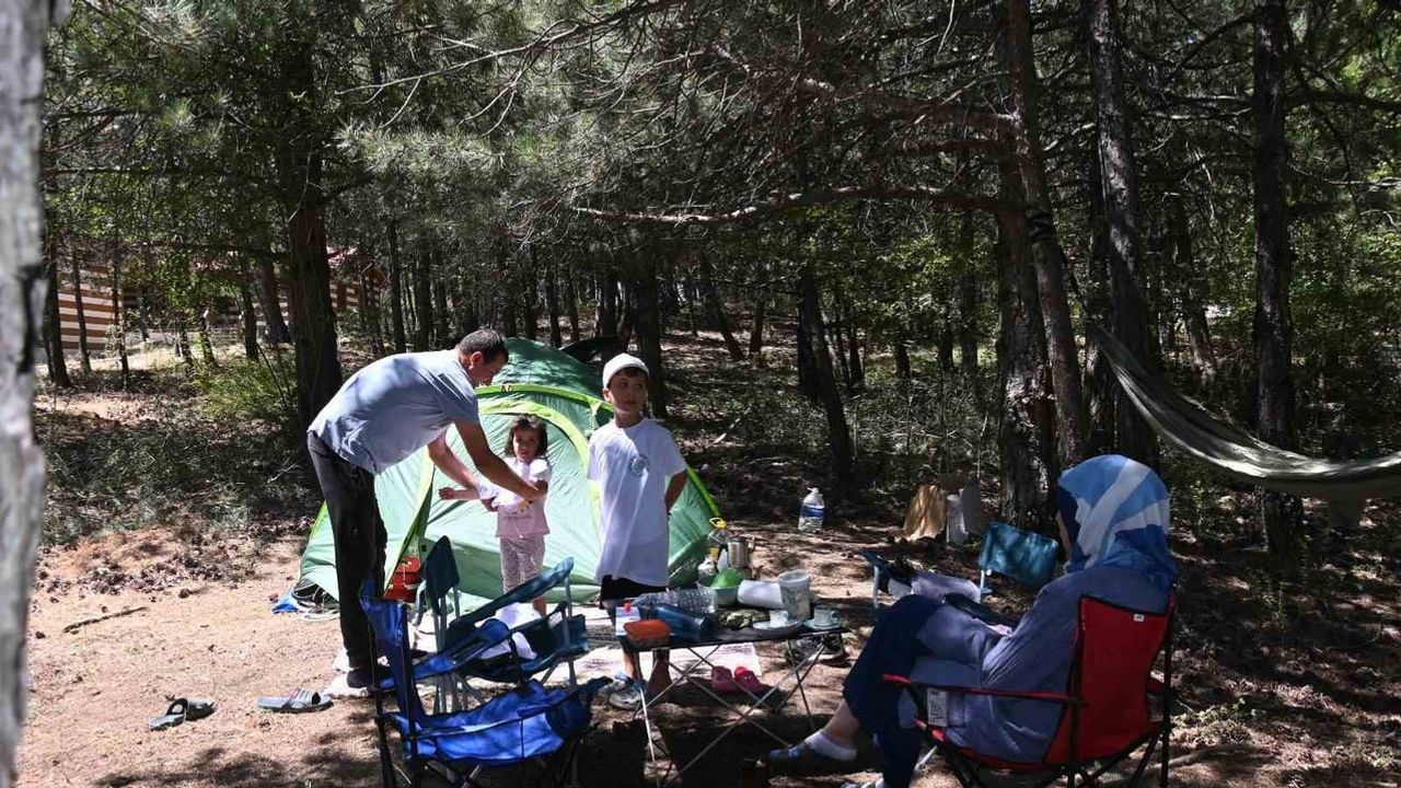 Spil Dağı'nda 30 aile doğayla iç içe iki gün geçirdi