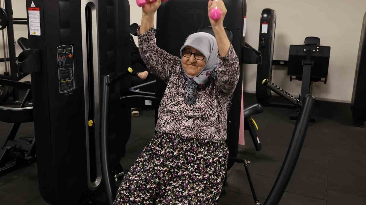 Sporla yeniden yürüyen 82 yaşındaki kadın bastonunu bıraktı