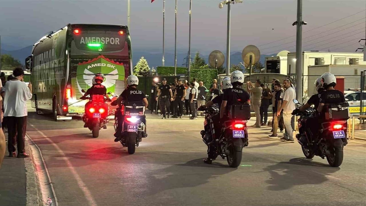 Stada tezahüratlarla çıkan Kocaelispor, Amed SF maçı öncesi zemini inceledi