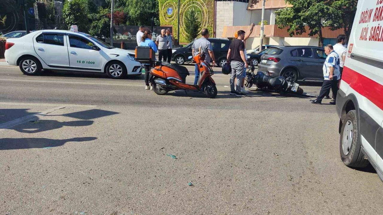 Stadyum Caddesi'nde kavşak kazası: motosiklet sürücüsü tedaviye kaldırıldı