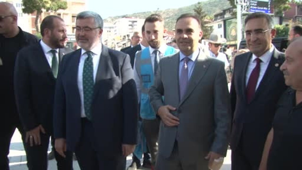 Stantta bizzat üyelik formunu imzalayan Kacır vatandaşlarla buluştu