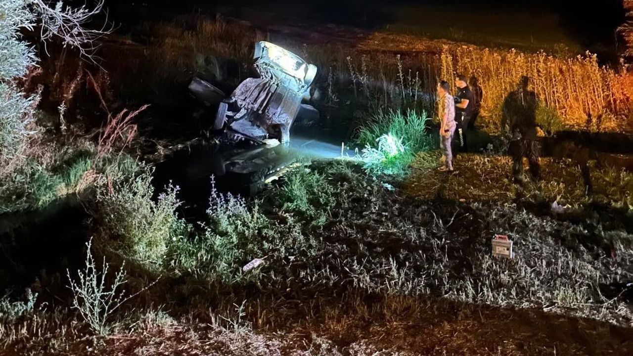 Su kanalına uçan otomobilde bir kişi yaşamını yitirdi, üç kişi yaralandı