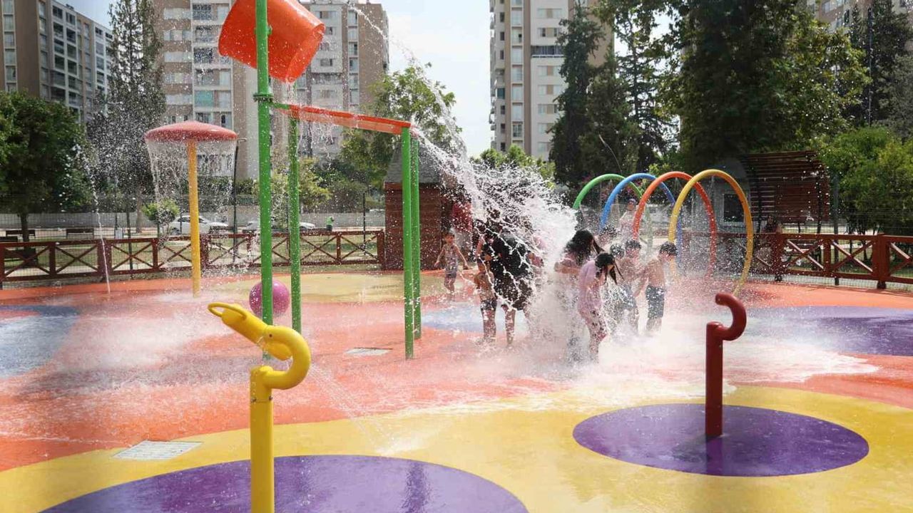 Su oyun parklarıyla Adana'da çocuklar sulama kanallarından uzaklaşıyor