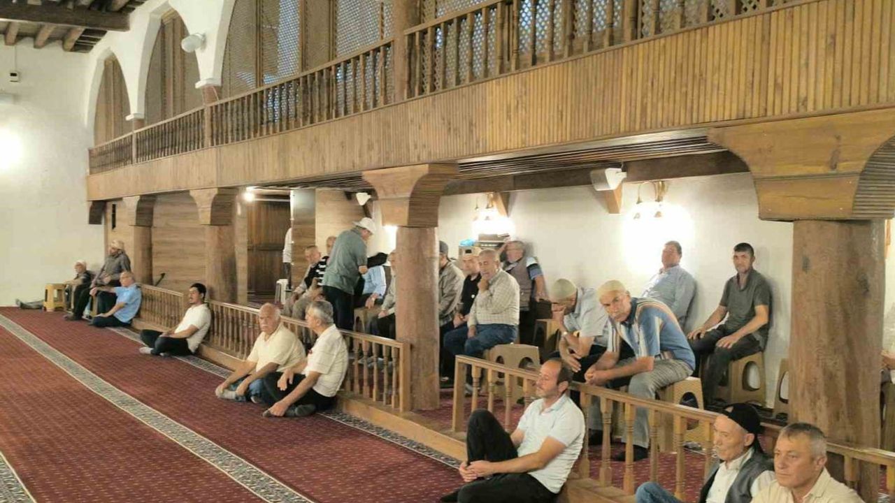 Şuhut'ta mevlid kandili büyük camide huşu ve kardeşlik duygusuyla idrak edildi