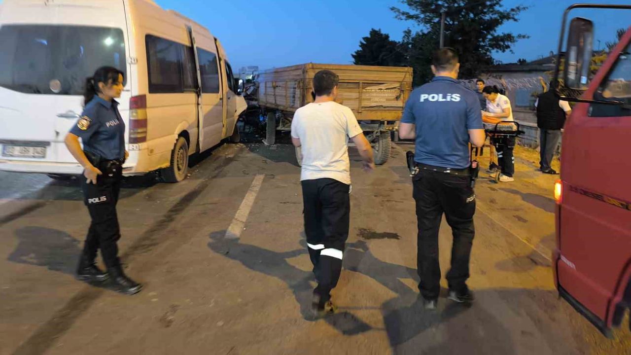 Şuhut'ta yolda çarpışma: minibüs ve traktörün karıştığı kazada 6 kişi tedaviye sevk edildi