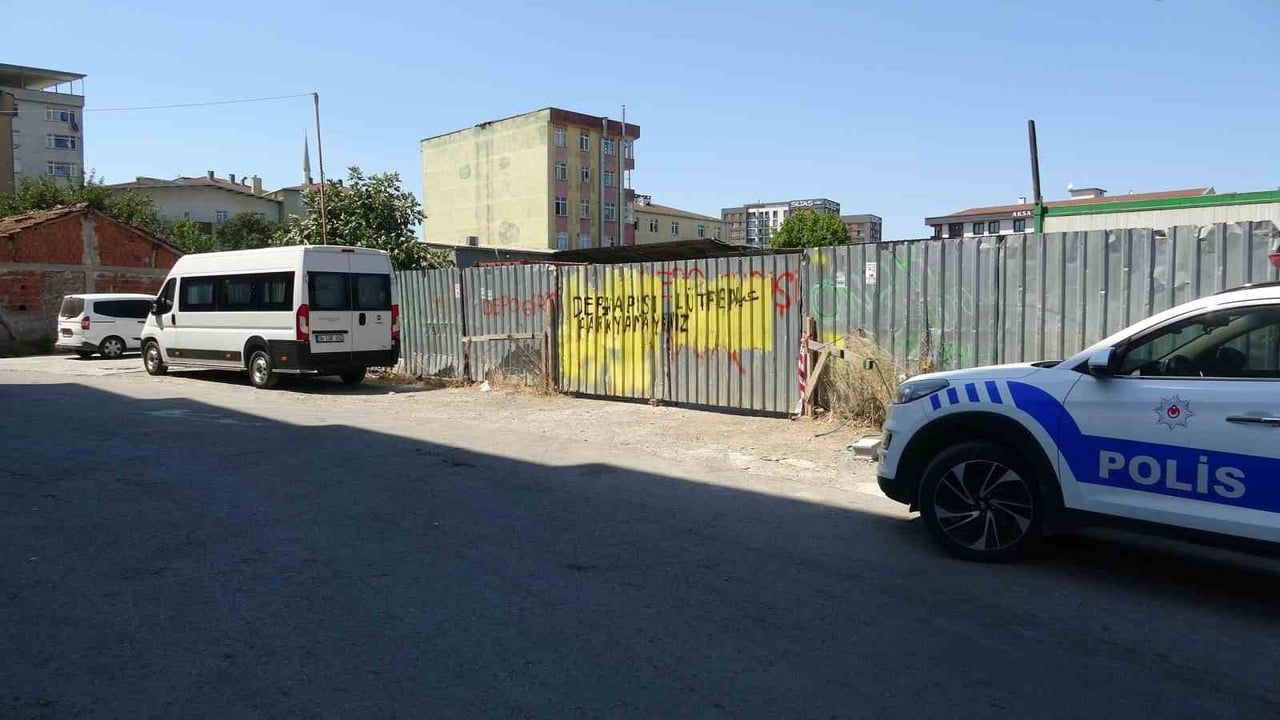 Sultanbeyli'de sabitlenmeden kaldırılan çelik çatı iki işçiyi yaraladı