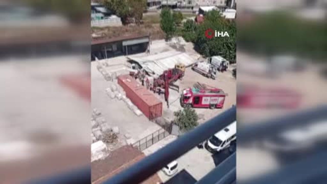 Sultanbeyli'de vinçle kaldırılan çelik çatı çöktü, 2 işçi yaralandı