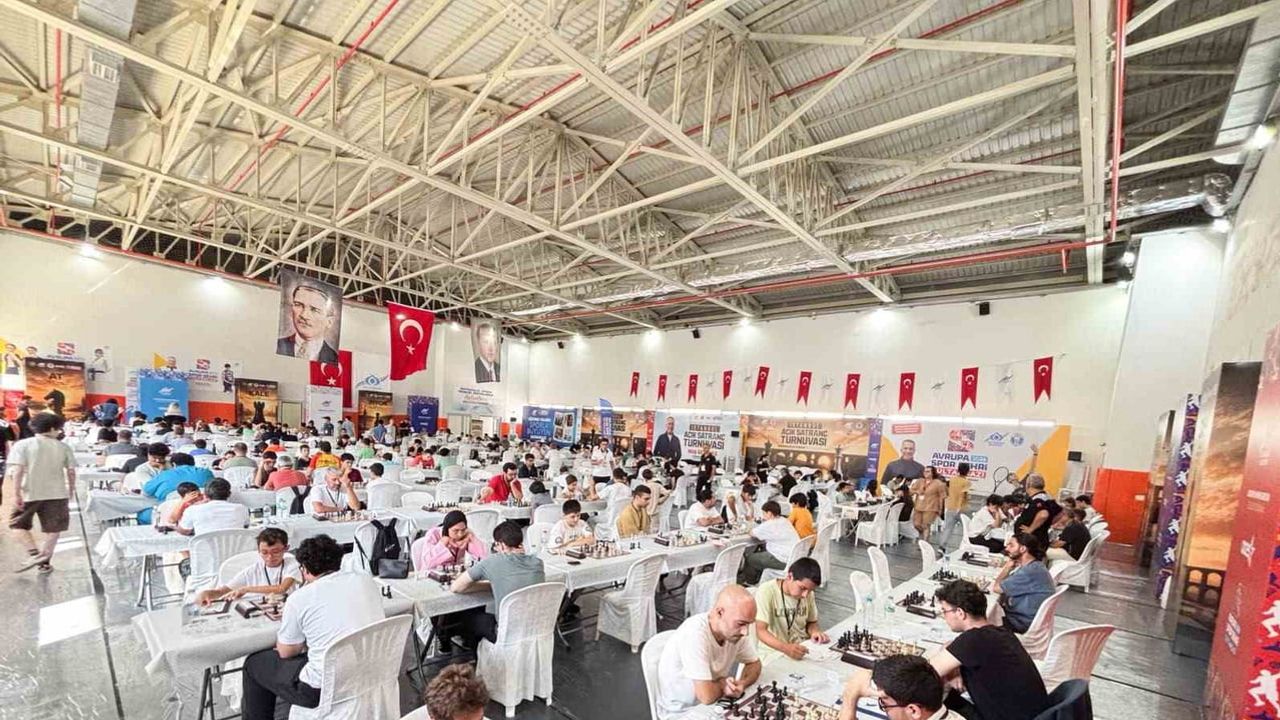 Sultangazi'de 25 ülkeden 906 sporcu satrançta kozlarını paylaşıyor
