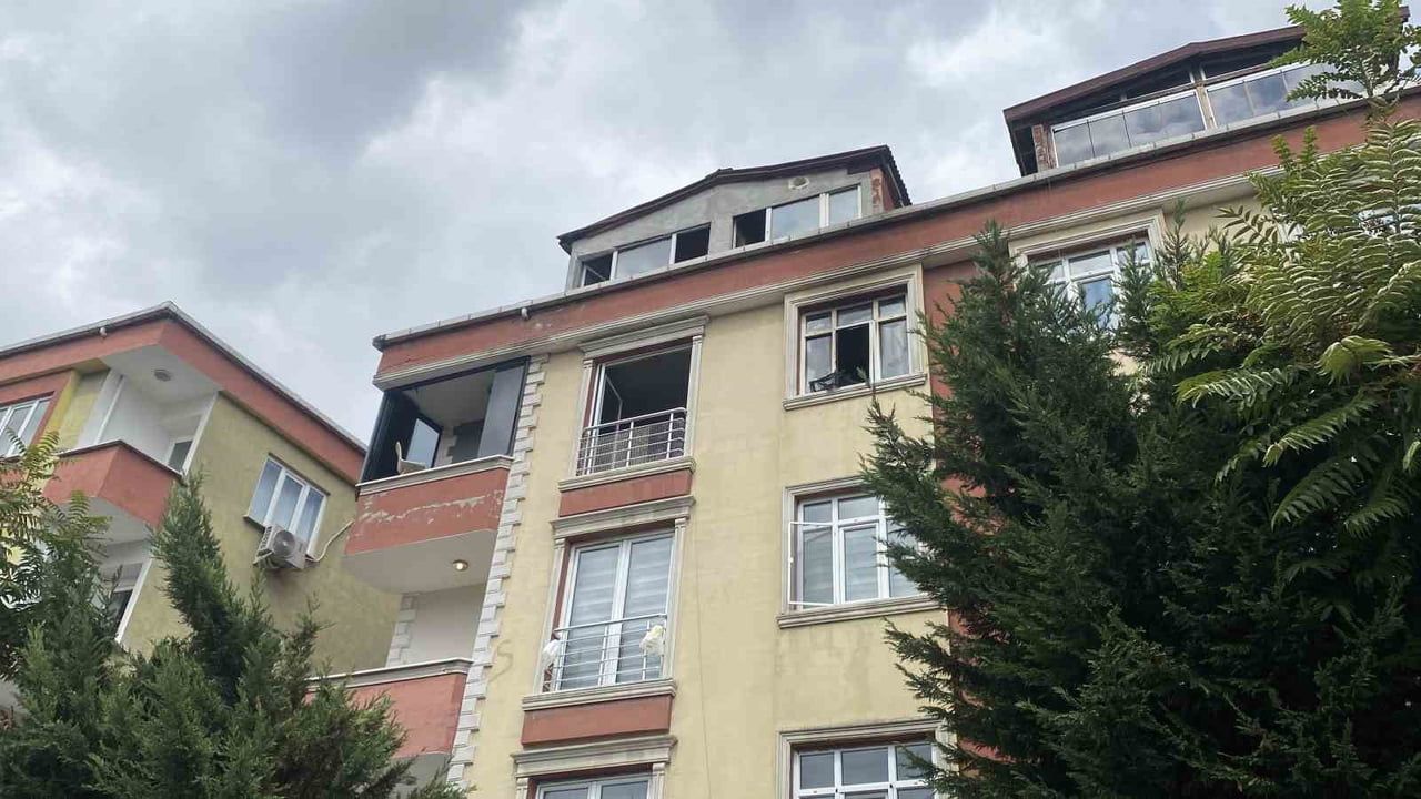 Sultangazi'de çocuk odasında çıkan yangın itfaiye tarafından söndürüldü; bina tedbirle boşaltıldı