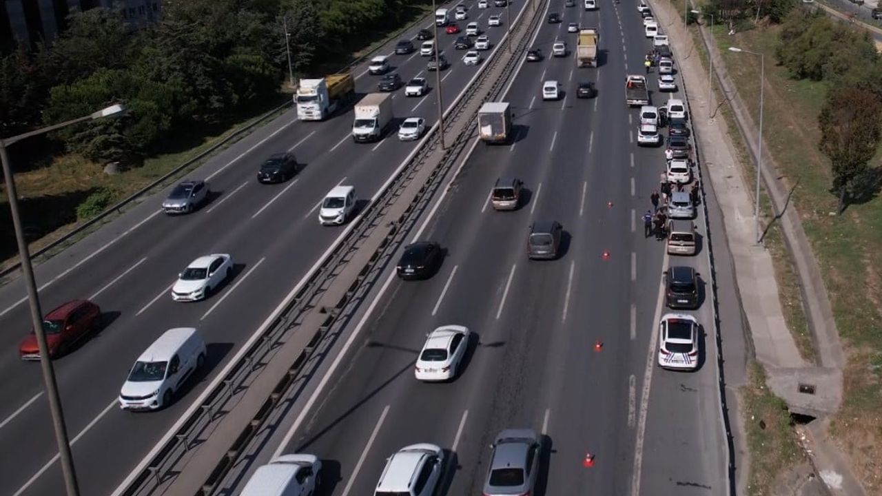 Sultangazi'de TEM otoyolunda kopan parça 10 aracın zincirlemesine yol açtı