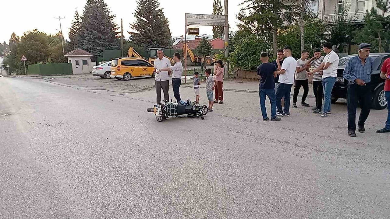 Sulusaray'da 14 yaşındaki sürücünün karıştığı çarpışmada motosiklet sürücüsü yaralandı