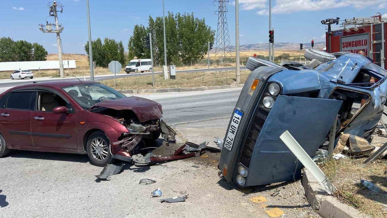 Sungurlu kavşağında iki otomobil çarpıştı, sürücü hastaneye kaldırıldı