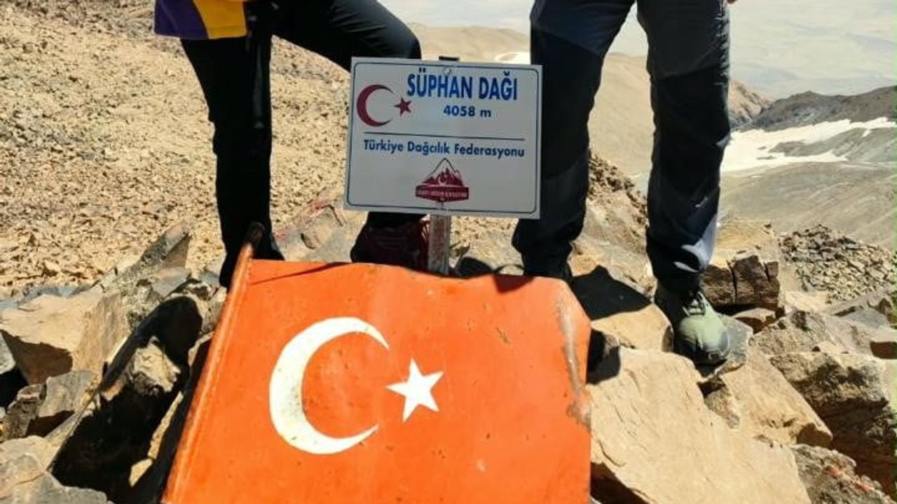 Süphan Dağı'nda zafer anısına zirve tırmanışı tamamlandı