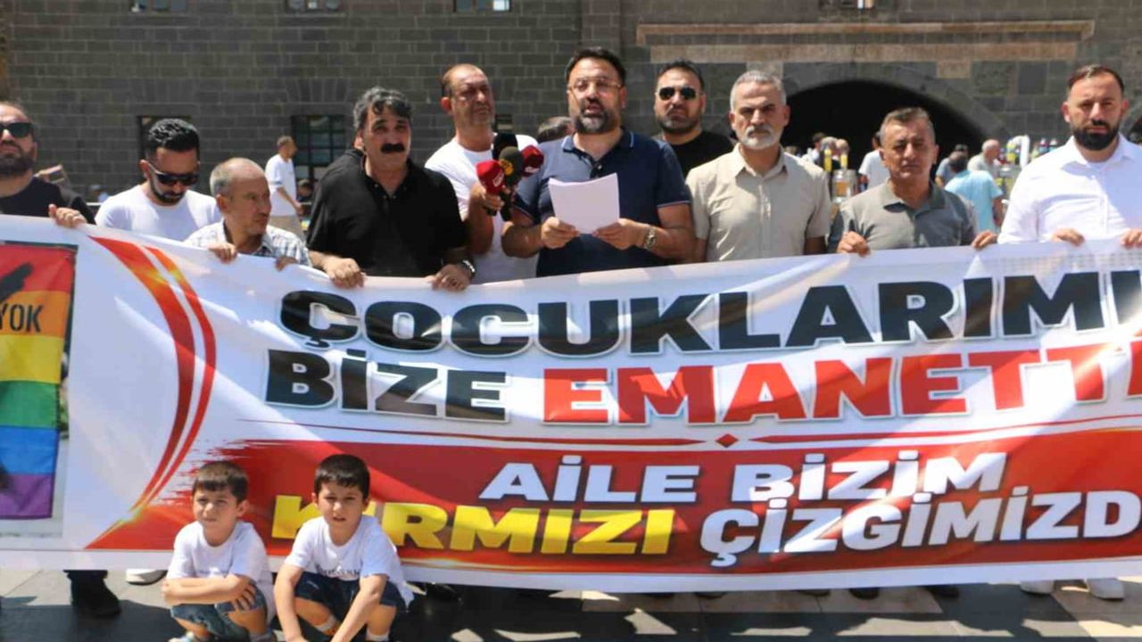 Sur'da cuma sonrası eşcinsel sembolüne tepki: aile ve gelecek vurgusu