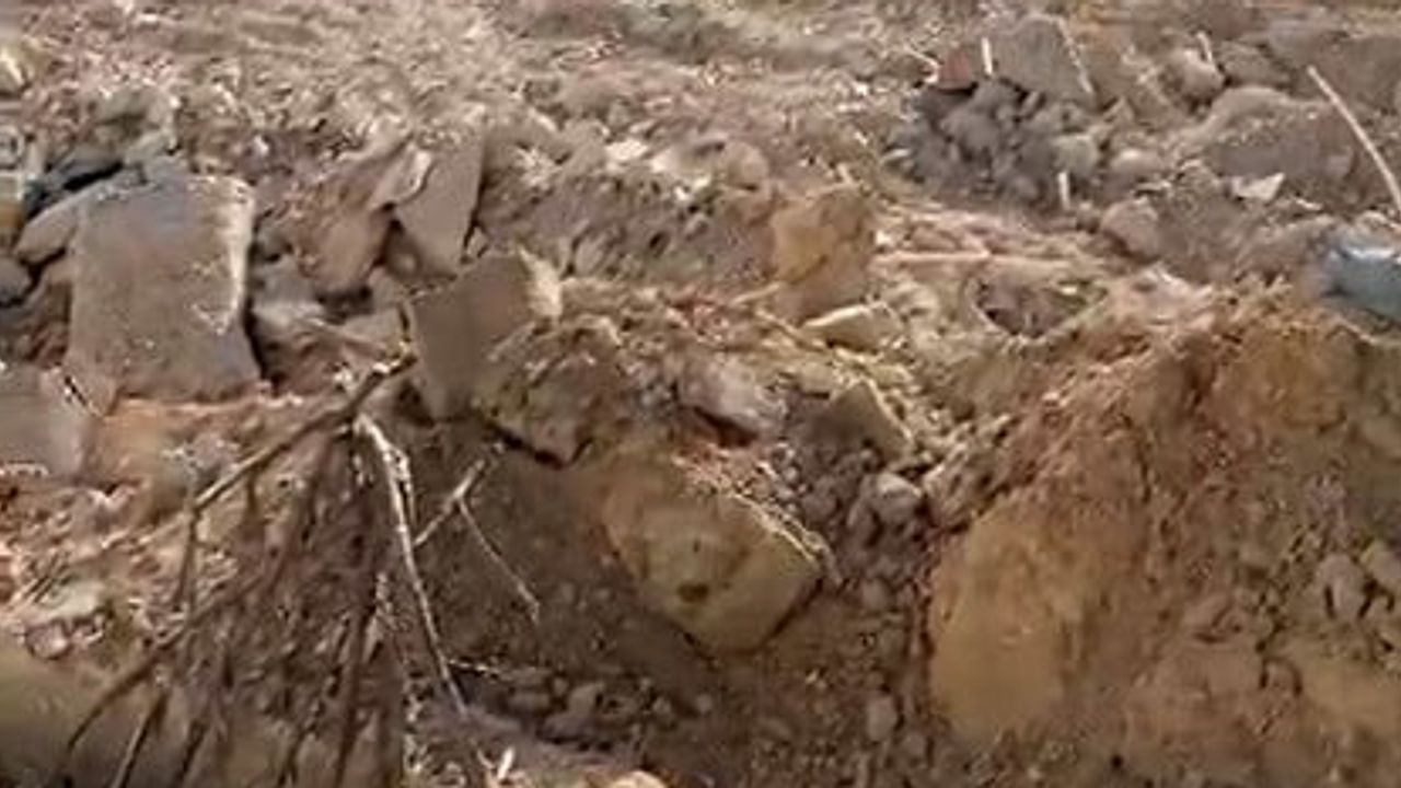 Sürsürü'de dönüşüm çalışmasında iş makinesinin tek dokunuşu 5 katlı bina yıkıldı
