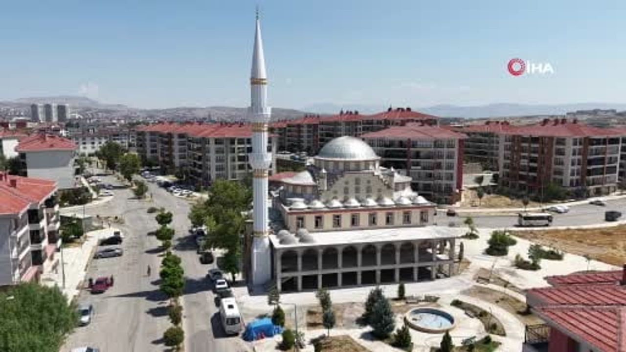 Sürsürü'de yıldırımın yıktığı minare 4 ayda yeniden yükseldi