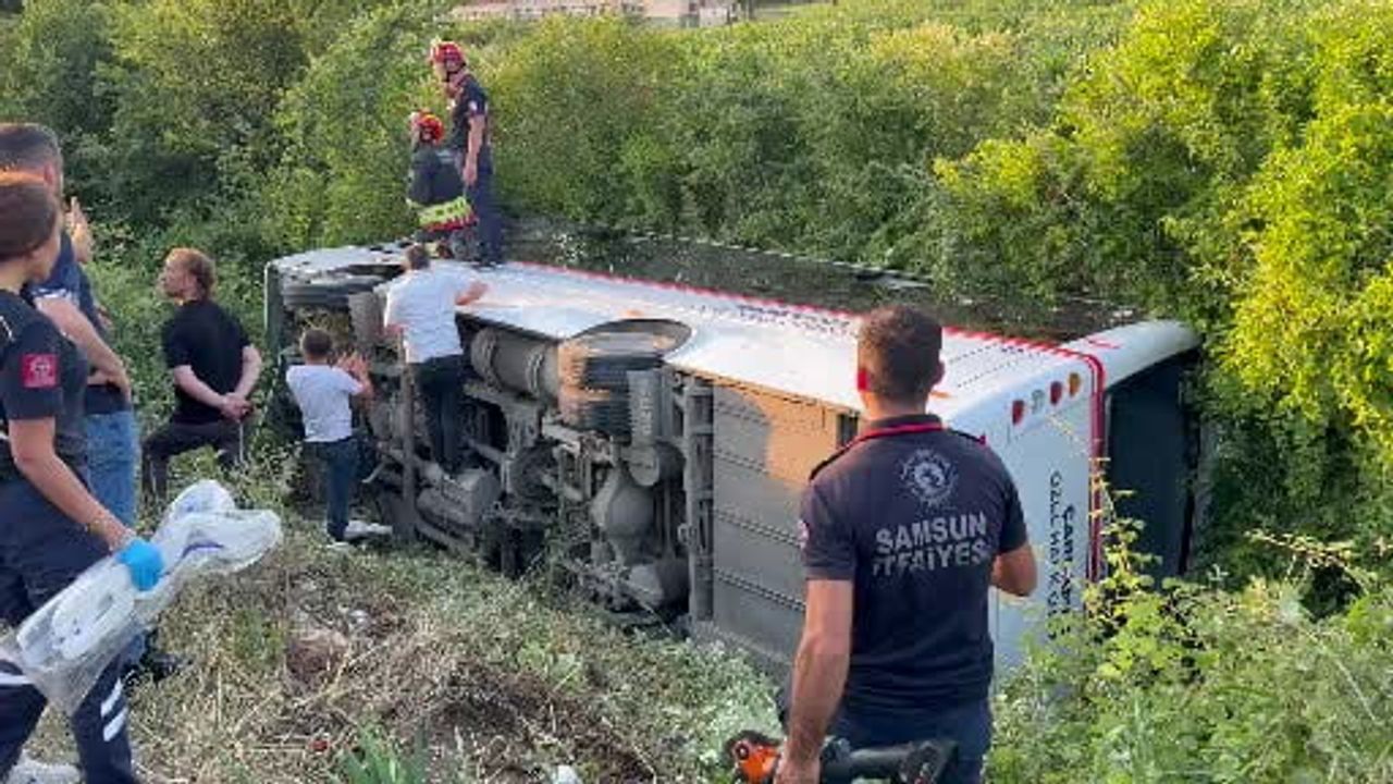 Sürücü direksiyon hakimiyetini kaybetti; Çarşamba'da otobüs devrildi, 21 yaralı